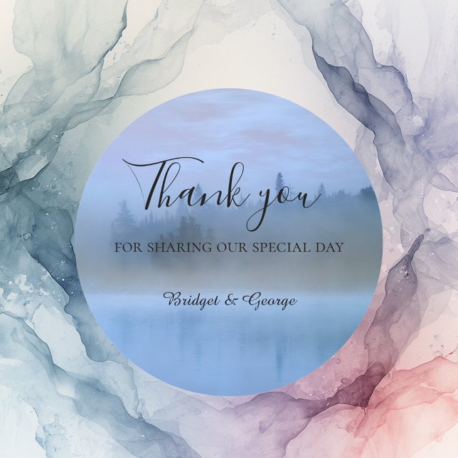 Hochzeit von staubblauer Waldlandschaft Runder Aufkleber (Von Creator hochgeladen)