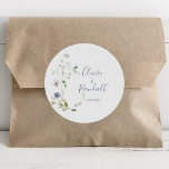 Hochzeit von Wildwäldern Runder Aufkleber<br><div class="desc">Dieser klassische Rundaufkleber mit wildem Wald ist perfekt für einen rustikalen Hochzeitsempfang. Dieses Design zeichnet sich durch handbemalte Aquarelltöne in Weiß- und Blautönen aus,  Blume mit grünem Blattwerk.</div>