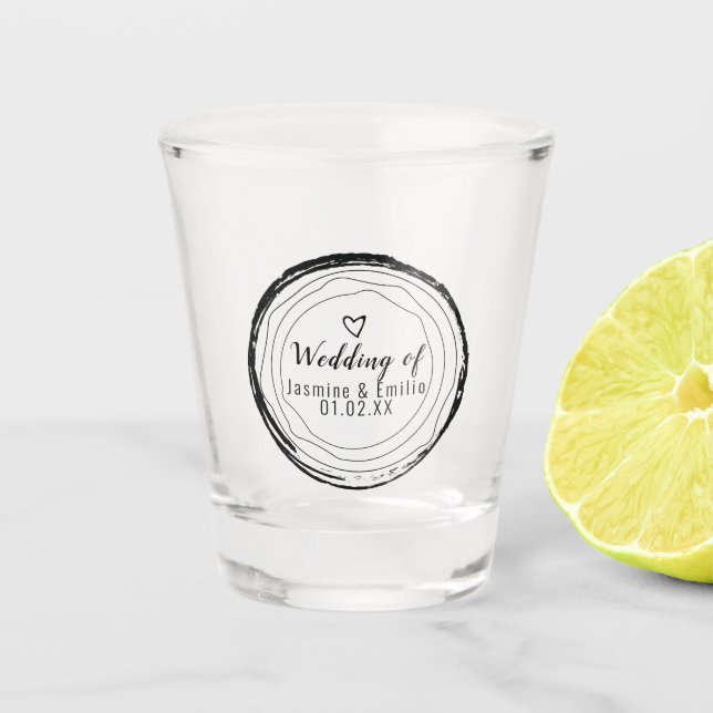 Hochzeitliche schwarze Ringe Herz-Holz-Körner-Paar Schnapsglas (Vorderseite)