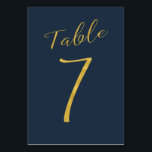 Hochzeitliche Tischnummer Gold Glitzer Marine eleg<br><div class="desc">Imitate Goldfolie formale Kalligraphie Skript Hochzeitsempfang Karte. Die marineblaue Hintergrundfarbe ist editierbar. Sie können es ändern,  nachdem Sie auf KUNSTSTOFFE geklickt haben. Hier finden Sie die ganze Reihe von Nummern (1 - 50): http://bit.ly/2sLMaFh Wenn Sie Hilfe benötigen,  kontaktieren Sie mich bitte über den unten stehenden Shop.</div>