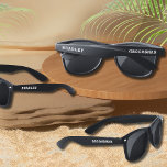 Hochzeitlicher Trauzeuge Moderner Personalisierter<br><div class="desc">Wedding Trauzeuge Moderner Personalisierter Name Custom Sonnenbrille verfügt über ein personalisiertes,  einfaches Design mit Ihrem Namen und "Trauzeuge" in stilvollem,  elegantem Weiß-Skript. Bearbeiten Sie den Text in den Textfeldern,  die zur Personalisierung bereitgestellt werden. Entworfen von ©Evco Studio www.zazzle.com/store/evcostudio</div>