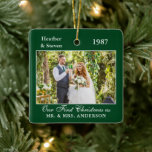 Hochzeitliches Foto und Jahr des grünen Gedächtnis Keramikornament<br><div class="desc">Braut und Groom Hochzeit Foto und Jahr Gedächtnisschmuck. Ideal,  um sich an den großen Tag von Ihnen zu erinnern oder um als Geschenk zu feiern ein Jubiläum von Eltern,  Großeltern und anderen Familienmitgliedern. Nehmen Sie das Retro,  das Foto der alten Hochzeit und fügen Sie es zu diesem personalisierten Ornament.</div>