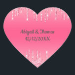 Hochzeitnamen Datum Rosa Dripping Glitzer Trendy Herz-Aufkleber<br><div class="desc">Trendy rosa tränkende Glitzer Hochzeitskrüge mit Ihren Namen und Hochzeitsdatum.</div>