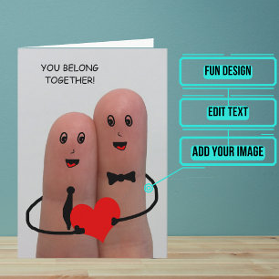 Hochzeits-Gratulantenfinger auf einer Hand Karte