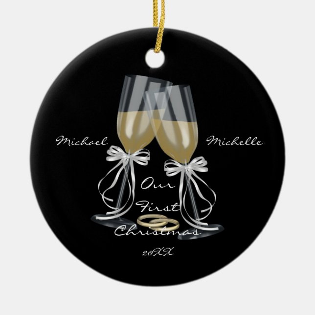 Hochzeits-Toast unsere erste Weihnachtsverzierung Keramik Ornament (Vorne)