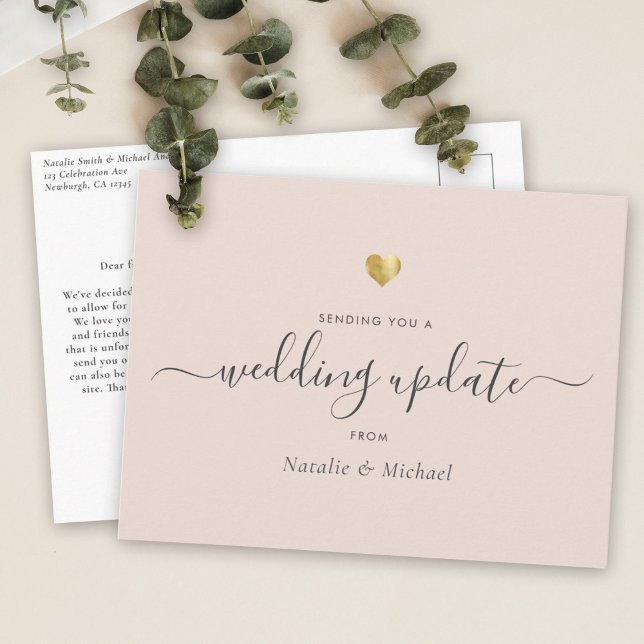 Hochzeitsaktualisierung Elegantes Script Gold Blus Postkarte (Wedding update card with elegant script text on a soft blush background, along with a gold heart )