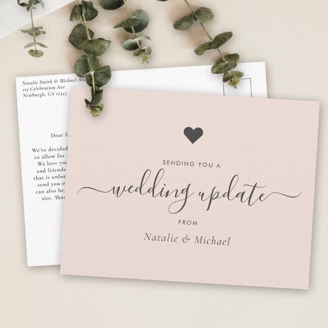 Hochzeitsaktualisierung nach der Hochzeit Elegante Postkarte (Wedding update card with elegant script text on a soft beige background, along a small gray heart )