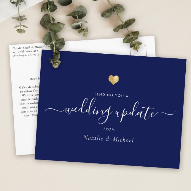 Hochzeitsaktualisierung verschoben Elegantes Scrip Postkarte (Wedding update card with elegant script text on a blue background, along a small gold heart )