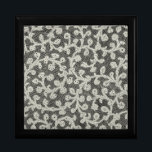 Hochzeitsantike Spitzen Linen Weiße klassische Hüb Schmuckschachtel<br><div class="desc">Antike Hochzeit - Weiße Spitzen und Linen Hochzeit Ein schönes Thema der Hochzeit im Jahrgang dreht sich alles um antike weiße Spitzen und Leinen. Ideal für die Vintage Braut und Bräutigam, die etwas Besonderes für ihr Hochzeitsthema. Das Design basiert auf antiken Bildern von echten weichen Leinenstoffen und Spitzen, die ein...</div>