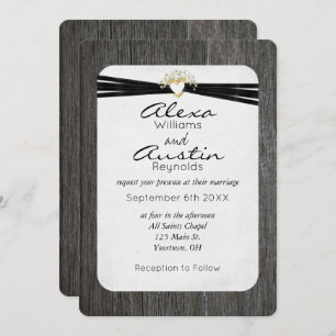 Hochzeitsband im goldenen Herzen auf Holz Einladung