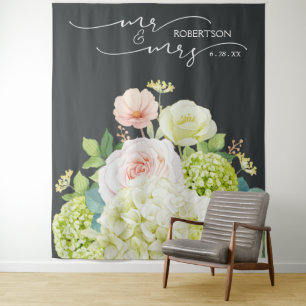 Hochzeitsbanner mit Mr. und Mrs. vor Blumenhinterg Wandteppich