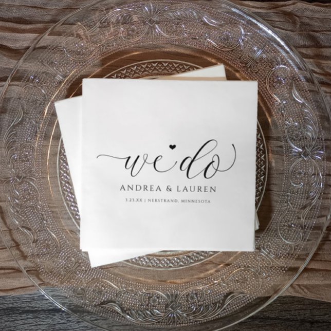 Hochzeitscocktail Napkins Einfache Elegante Schrif Serviette (Wedding napkins: Elegant black and white calligraphy script with heart.)