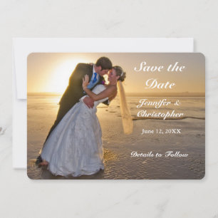 Hochzeitscouple auf Sunset Beach Save the Date Car