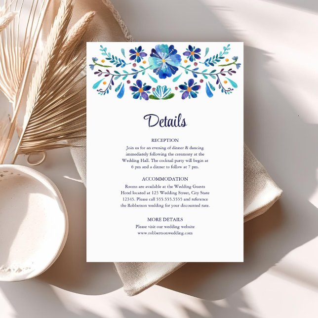 Hochzeitsdetails: Blau und Weiß Einladung (Blue and White Floral Fiesta Wedding Details Invitation on a neutral boho table.)