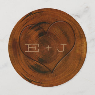 Hochzeitseinladung mit geschnitztem Herzen auf Bau Einladung