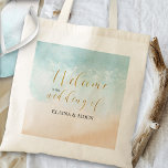 Hochzeitsempfang des tropischen Sandstrands Tragetasche<br><div class="desc">Hochzeitstaschen mit eleganter Goldkalligraphie und Aquarelltöne am Strand. Das Design besticht durch einen tropischen Sandstrand mit herrlichen, klaren Ozeanwellen, die an der Küste liegen. Die Vorlage ist für Sie bereit, den Namen der Braut und Bräutigam hinzuzufügen. Für die Koordination der Dinge, schauen Sie bitte in meine Hochzeitskollektion von Boho Beach....</div>
