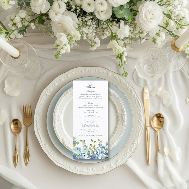 Hochzeitsempfang in Dusty Blue und Navy Menükarte (This floral weddning menu features dusty blue and navy blue flowers and a calligraphy script)