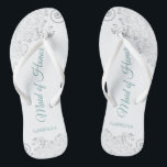 Hochzeitsfeier mit Aquamariner Trauzeugin Flip Flops<br><div class="desc">Diese wunderschönen Hochzeitskippen sind eine großartige Möglichkeit, Ihre Trauzeugin zu danken und zu erkennen, während sie gleichzeitig ihre Füße rette. Das elegante Design mit silbergrauer Spitze auf weißem Hintergrund und extravagant türkisfarbenen oder aquamarinen Schriftzeichen. Der Test liest Trauzeugin mit ihrem Namen unten. Ein guter Weg, ihr zu danken, dass sie...</div>