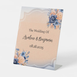 Hochzeitsfeier mit blauen und pfirsichfarbenen Blu Sockelschild
