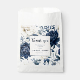 Hochzeitsfeier mit blauen und weißen Blumen Geschenktütchen