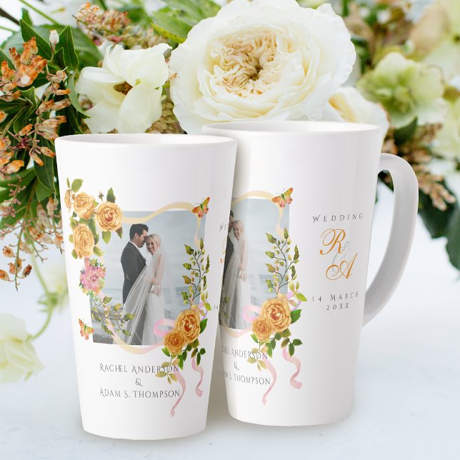 Hochzeitsfeier mit Foto der Gold Rose Ribbon Monog Milchtasse (Romantic Wedding Gold Rose 
Photo Latte Mug.)