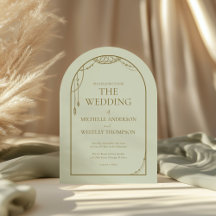 Hochzeitsfeier mit grünem Boho Beaded Arch Frame