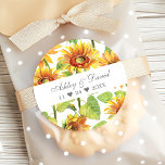Hochzeitsfeier mit Sonnenblumen Runder Aufkleber<br><div class="desc">Vielen Dank an Ihre Gäste mit diesen schönen personalisierten Gastgeschenk Hochzeit Aufklebern mit einem Aquarell Sonnenblumendesign. Ideal, um Gefallen, Geschenke oder Leckereien-Taschen eine Touch Sonnenschein hinzuzufügen. Passen Sie Ihre Namen und Ihr Hochzeitstermin für einen einzigartigen Sake an. Diese hochwertigen Aufkleber sind einfach zu schälen und zu kleben, und sie sind...</div>