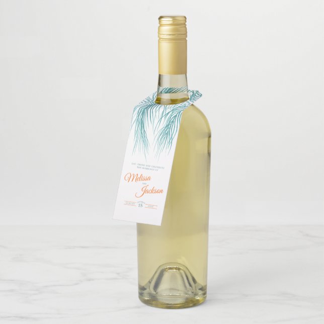 Hochzeitsfeier mit tropisch-grüner Palmenfront Flaschenanhänger (Angewinkelt)