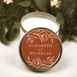 Hochzeitsfeier Runder Aufkleber<br><div class="desc">Elegante florale Hochzeitsaufkleber mit weißen Blume und Blätter mit Terrakotta-Hintergrund. Personalisieren Sie die gezeichneten Blumenaufkleber mit Ihren Namen. Die Blumenaufkleber eignen sich hervorragend zum Abdichten von Hochzeitsumschlägen,  Gastgeschenke Hochzeiten und vielem mehr! Entworfen,  um mit unserer Hochzeitskollektion Sketched Floral zu koordinieren.</div>
