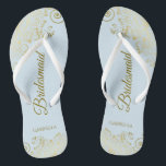 Hochzeitsfeier von Bridesmaid Light Blue & Gold Flip Flops<br><div class="desc">Diese eleganten Hochzeitskippen sind eine großartige Möglichkeit, um Ihren Brautmädchen zu danken und sie zu erkennen und ihnen nach einem langen Tag eine Erholung zu geben. Das schöne Design zeichnet sich durch ein elegantes Design aus, mit goldfarbenen, lackierten Frills auf einem blass pulverblauen Hintergrund und extravagant goldfarbenen Schriftzeichen. Der Text...</div>