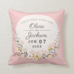 Hochzeitsgeschenk Chic Blumenrosa Kissen<br><div class="desc">Dieses mit Monogramm,  schicke,  blumenrot-rosa Kissen ist das ideale Geschenk für Braut und Bräutigam.</div>