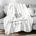 Hochzeitsgeschenk Elegant-Keepake-Monogramm Fleecedecke<br><div class="desc">Hochzeitsgeschenk Elegant neu geworfene Keepake Monogram Fleece Blanket. Personalisiert weiß und Imitate silbergrau mit Monogramm Fleece Blanket. Klassische Schrift für den Anfang, die Namen der Braut und des Bräutigams, und das Hochzeitdatum auf einem schlichten, minimalistisch weißen Hintergrund. Perfektes Hochzeitsgeschenk oder Geschenk für frische Weds, eine hochgeschätzte Erinnerung ihres besonderen Tages,...</div>
