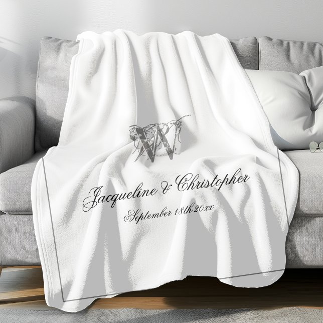 Hochzeitsgeschenk Elegant-Keepake-Monogramm Fleecedecke (Elegant gray monogram with gray font names and gray border against white background fleece blanket.)