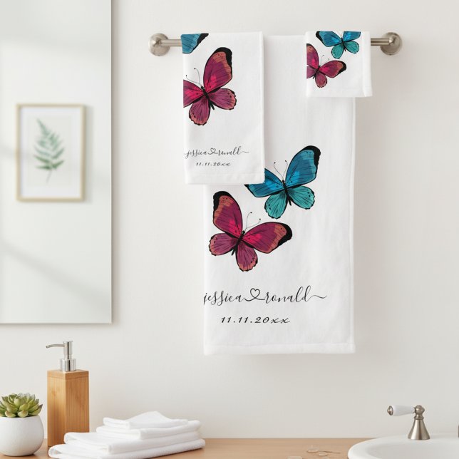Hochzeitsgeschenk Idee: Individuelle Namen Badetuc Badhandtuch Set (Newlyweds' names joined by love, wedding date and butterflies bathroom towel set of 3.)