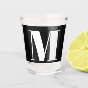 Hochzeitsgeschenk mit Monogramm für Brautparty als Schnapsglas