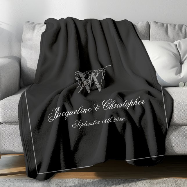 Hochzeitsgeschenk Neu verheiratetes Couple Keepake Fleecedecke (Elegant gray monogram with white font names and gray border against black background fleece blanket.)
