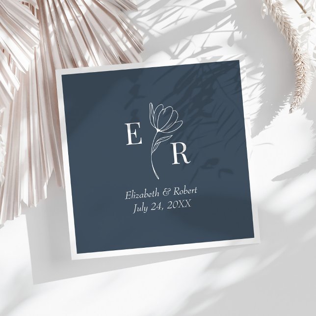 Hochzeitsgrad der Blauflora Serviette (Slate Blue Floral Monogram Wedding Napkins on a sunny white table.)
