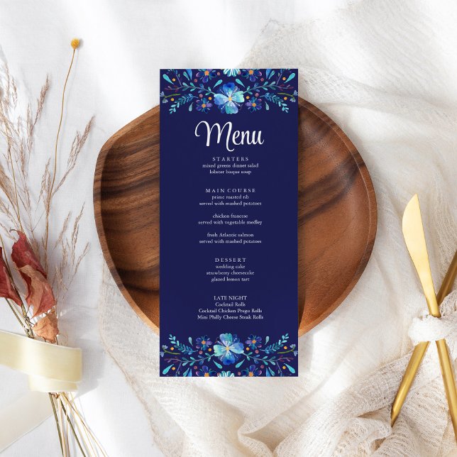 Hochzeitskarte für das Hochzeitsmenü der mexikanis Menükarte (Navy Blue Mexican Floral Fiesta Wedding Menu Card on a boho wedding table.)