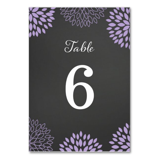 Hochzeitskarte für lila Blumenkhalkartons mit Tisc Tischnummer (Vorderseite)