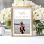 Hochzeitskarten für Foto-Tischnummer Tischnummer<br><div class="desc">Helfen Sie jedem mit dieser lustigen und einzigartigen Reise-Thematik für Tischnummern, seinen Platz zu finden! Anstatt traditionelle Zahlen zu verwenden, können Sie Orte anzeigen, zu denen Sie gereist sind, und dann die Tabelle mit diesem Ziel benennen! Dieses Design verfügt über einen eleganten Kalligraphieskript-Schriftart und einen bearbeitbaren Namensbereich. Fügen Sie Ihr...</div>