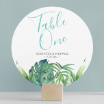 Hochzeitskarten vom tropischen Greenery Beach Einladung<br><div class="desc">Diese Hochzeitskarte am Strand, die mit dem Brautpaar und dem Hochzeitsdatum des Bräutigams personalisiert werden soll, wurde speziell für die tropischen Blätter von Do Tell A Belle entworfen. Die Tischnummer ist Set in einer zeitgenössischen Schriftzeichen-Typografie in türkisblau mit einem unteren Rand von Palmen und Monstera-Blätter in Grüntönen. Ideal für Hochzeiten...</div>