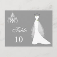 Hochzeitskleid, Kronleuchter auf grauer Tischnumme