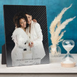 Hochzeitskunststoff für Gay Couple-Foto Fotoplatte<br><div class="desc">Eine moderne mit Monogramm Hochzeitsplakette für ein homosexuelles Foto mit etablierten Terminen und Namen. Einfache minimalistische Hochzeitsmemento bewahren.</div>