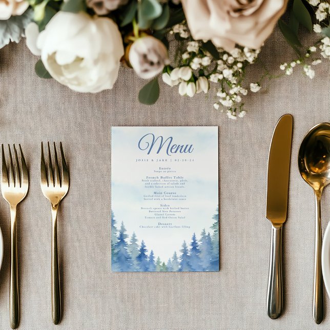 Hochzeitsmenü für hübsche Winterkiefern Menükarte (Blue watercolor forest wedding menu card with elegant script and woodland design)