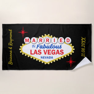 Hochzeitspaar, das auf einer Poolparty in Las Vega Strandtuch