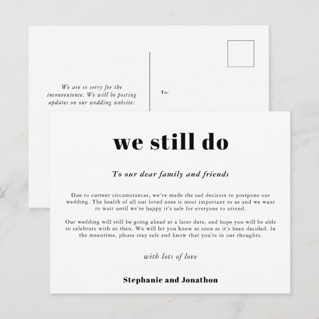 Hochzeitspause wir noch immer COVID Script White Ankündigungspostkarte (Vorne/Hinten)