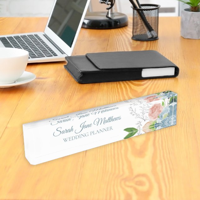 Hochzeitsplaner mit elegantem, blauen Blütenpädago Namensplakette (Von Creator hochgeladen)