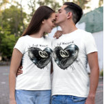 Hochzeitsringe im Herzen T-Shirt<br><div class="desc">Spaß für die Flitterwochen T - Shirt für Braut und Bräutigam. Dieser T - Shirt wurde für Braut und Bräutigam geschaffen. Großartige T - Shirt, die Sie auf Ihren Flitterwochen tragen können. Sie können diesen T - Shirt anpassen, um Ihre Verlobung anzukündigen, Ihre Namen hinzuzufügen oder Ihren Hochzeitstag hinzuzufügen. Dieser...</div>