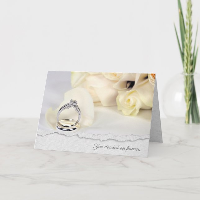 Hochzeitsrings auf Rose Petal Herzlichen Glückwuns Karte (Vorderseite)