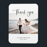 Hochzeitsschrift Danke Foto Magnet<br><div class="desc">Hochzeitliches Foto danke dir Magnet. Sweet und einfache schwarze Schrift. Zentriertes Foto mit Namen und Datum. Entworfen von Kimberly Brett.</div>